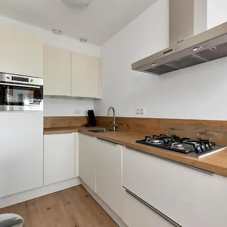 Beachside With Balcony Apartman