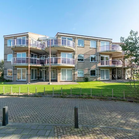 Beachside With Balcony Апартаменты